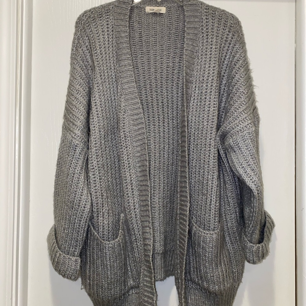 COZY OVERSIZED CABLE-KNIT CARDIGAN